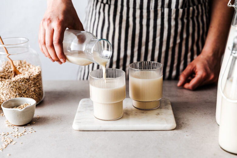 Latte vegetale che una donna sta versando in un bicchiere