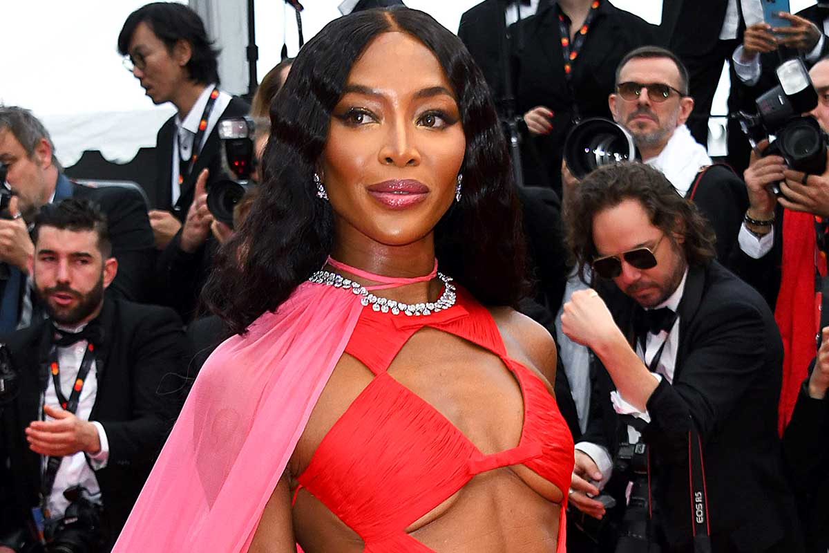 Cannes, Naomi Campbell ruba la scena