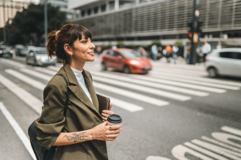 Ragazza che cammina in città