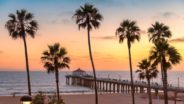 Tramonto sull'oceano a Manhattan beach in California