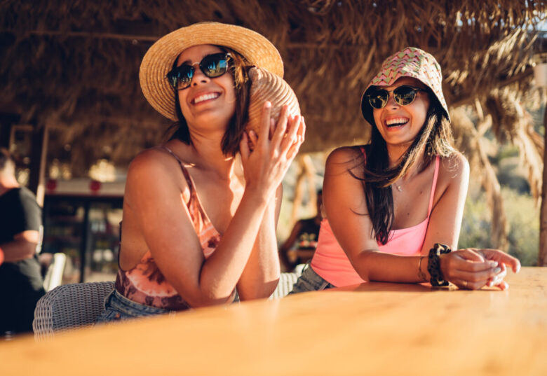 Due amiche in vacanza in spiaggia