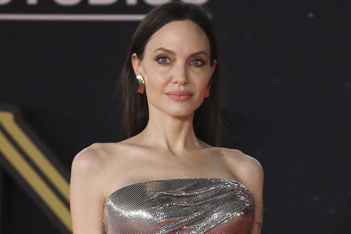 Angelina Jolie diventa stilista. Ma che succede con Brad Pitt?
