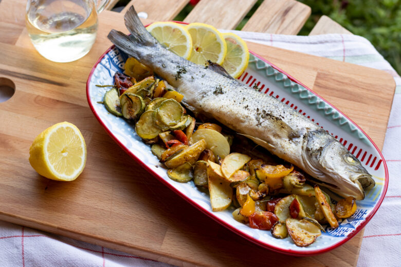 Branzino al forno con pomodorini zucchine patate novelle
