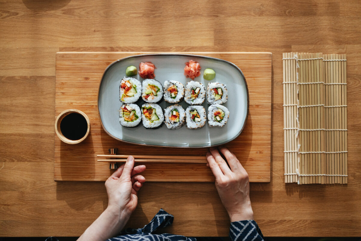 Piatto di sushi con salsa di soia