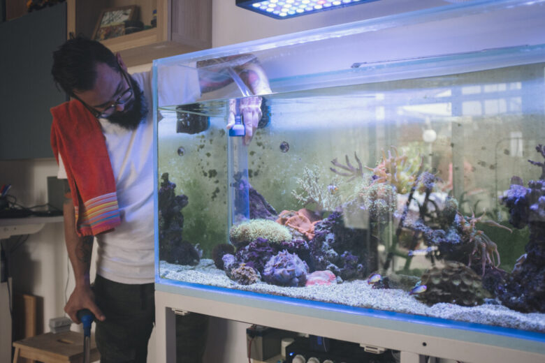 Un ragazzo sta pulendo il suo Acquario