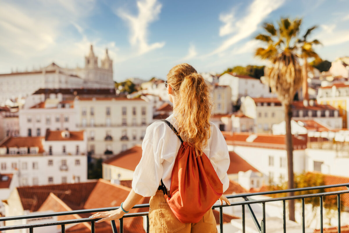 ragazza di spalle mentre contempla la vista di una città