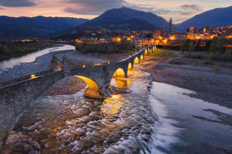 vista aerea di bobbio e del ponte del diavolo al tramonto