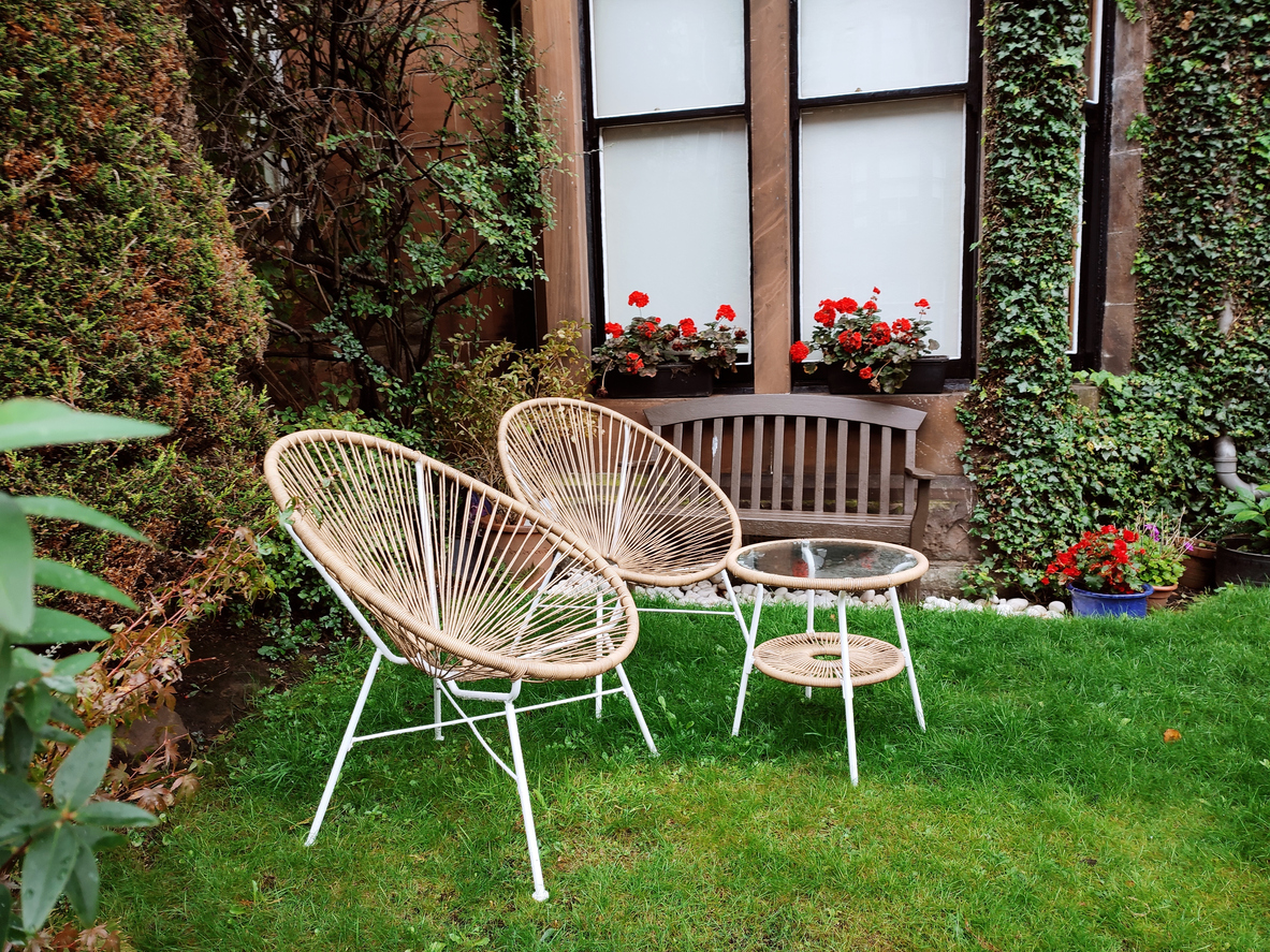 giardino arredato con sedie in bambù