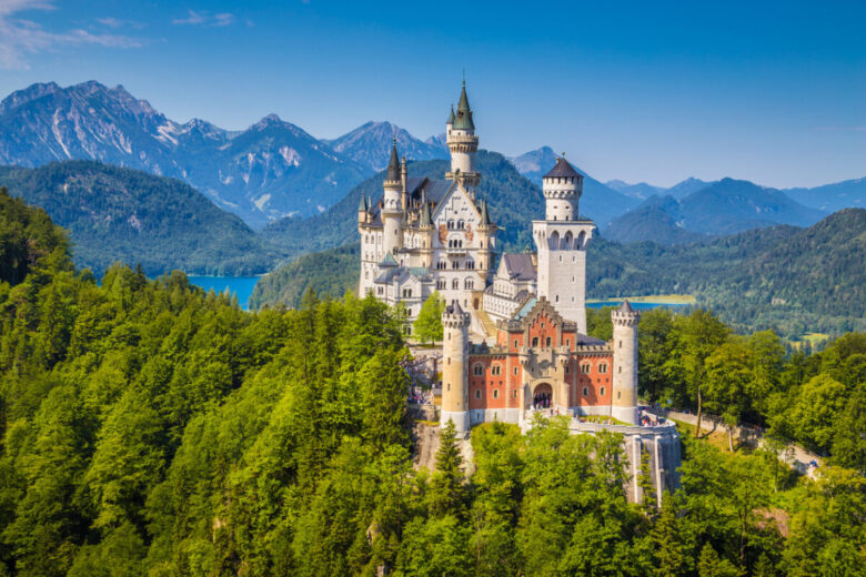 Castello di Neuschwanstein con il paesaggio di montagna