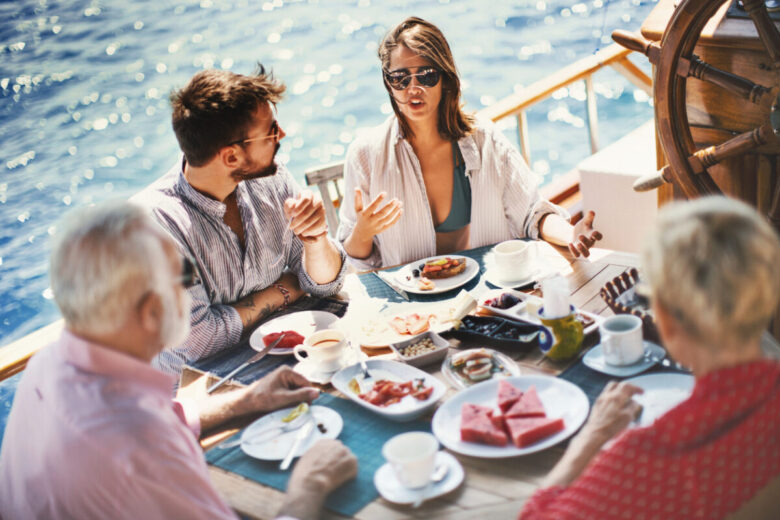 una famiglia fa colazione in barca