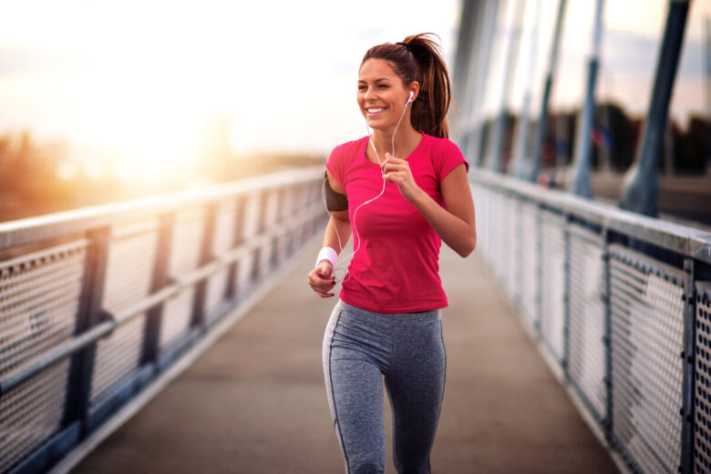ragazza che corre su un ponte