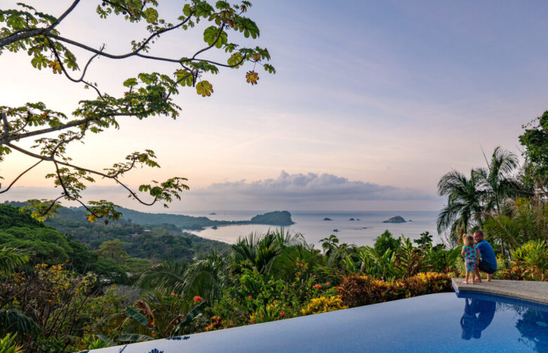 Padre e figlia che si godono un'alba sulla costiera selvaggia del Parco Nazionale Manuel Antonio sulla costa pacifica del Costa Rica