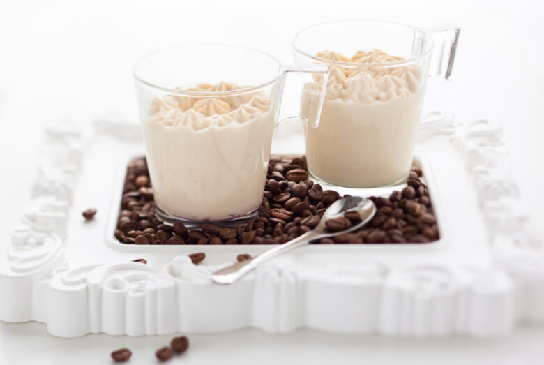Crema al caffè fredda e spumosa