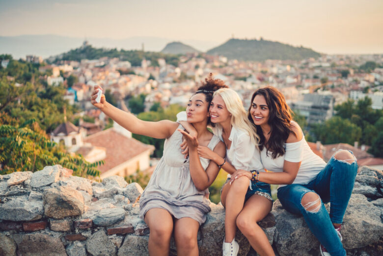 ragazze che si scattano un selfie in vacanza