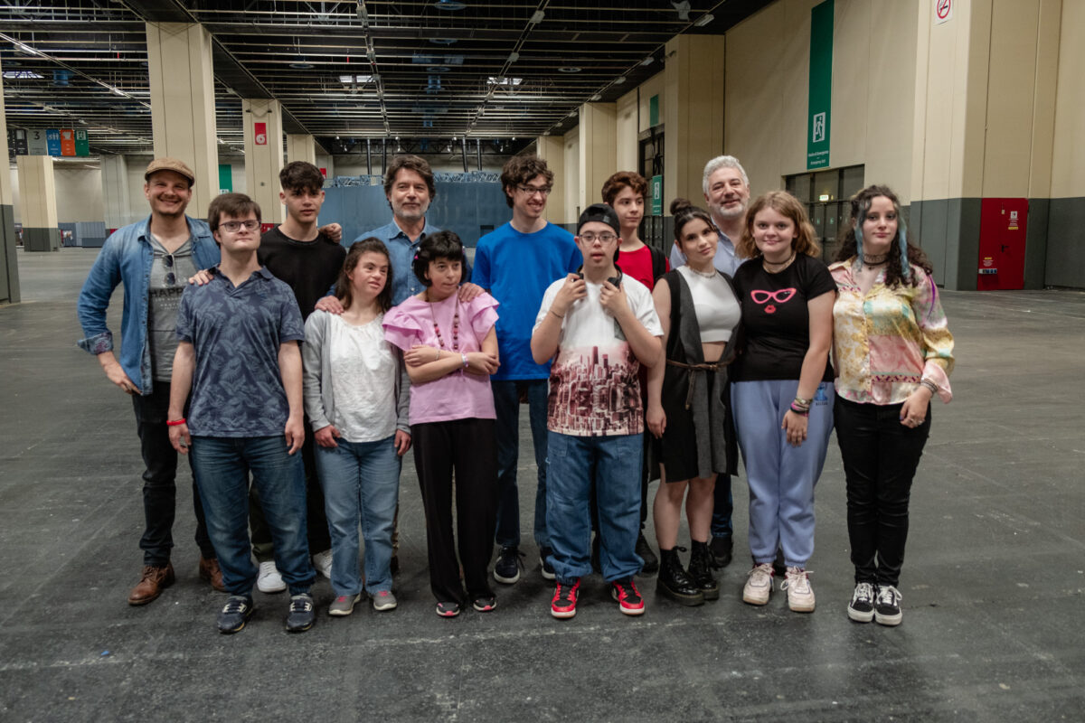 Ettore Bassi con la troupe de I nostri sogni