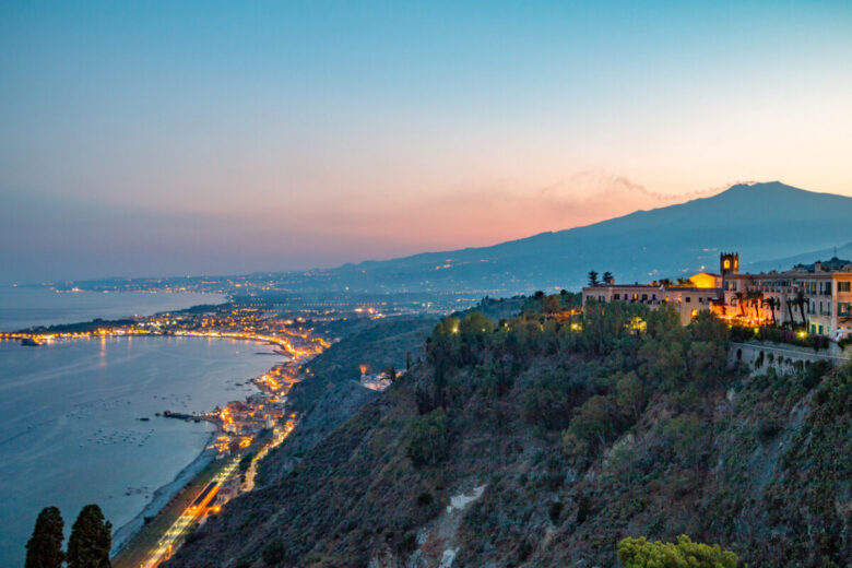 Il vulcano Etna, in provincia di Catania e sullo sfondo Taormina