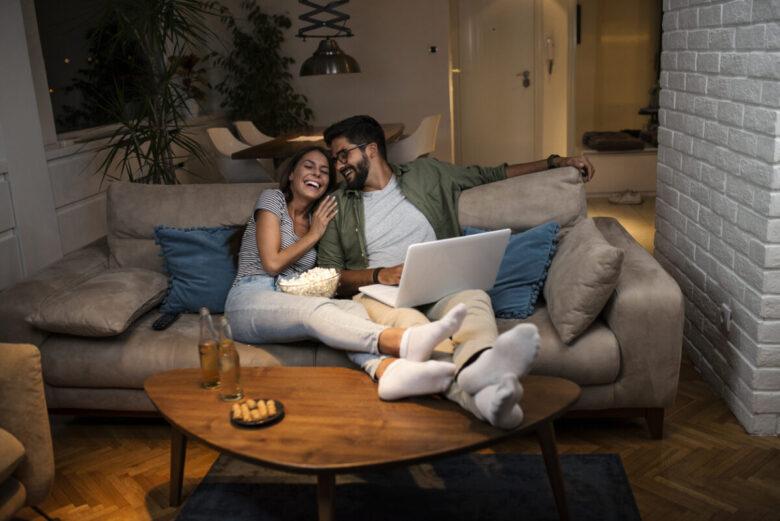 una coppia guarda un film sul laptop