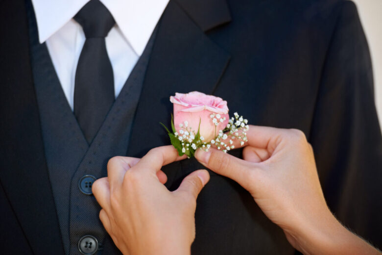 Dove si mette il fiore all'occhiello e qual è il suo significato