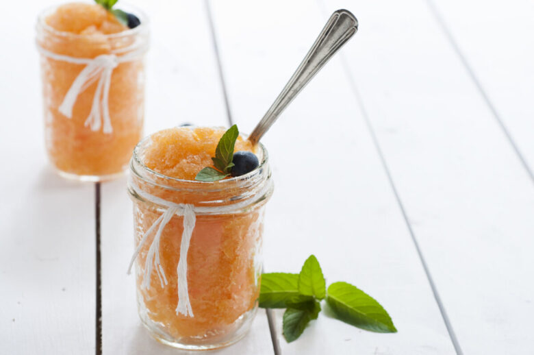 Granita al limone servita in barattoli