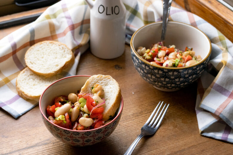 Insalata di fagioli con pomodorini cipolla e sedano