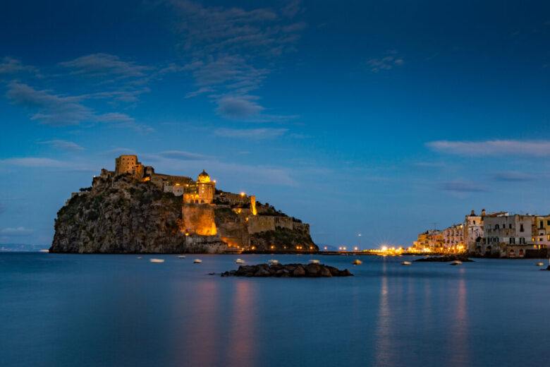 Veduta notturna di Ischia illuminata