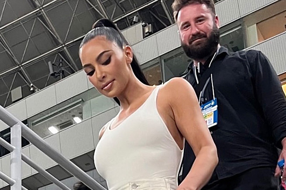 Kim Kardashian allo stadio con la borsa dei sogni