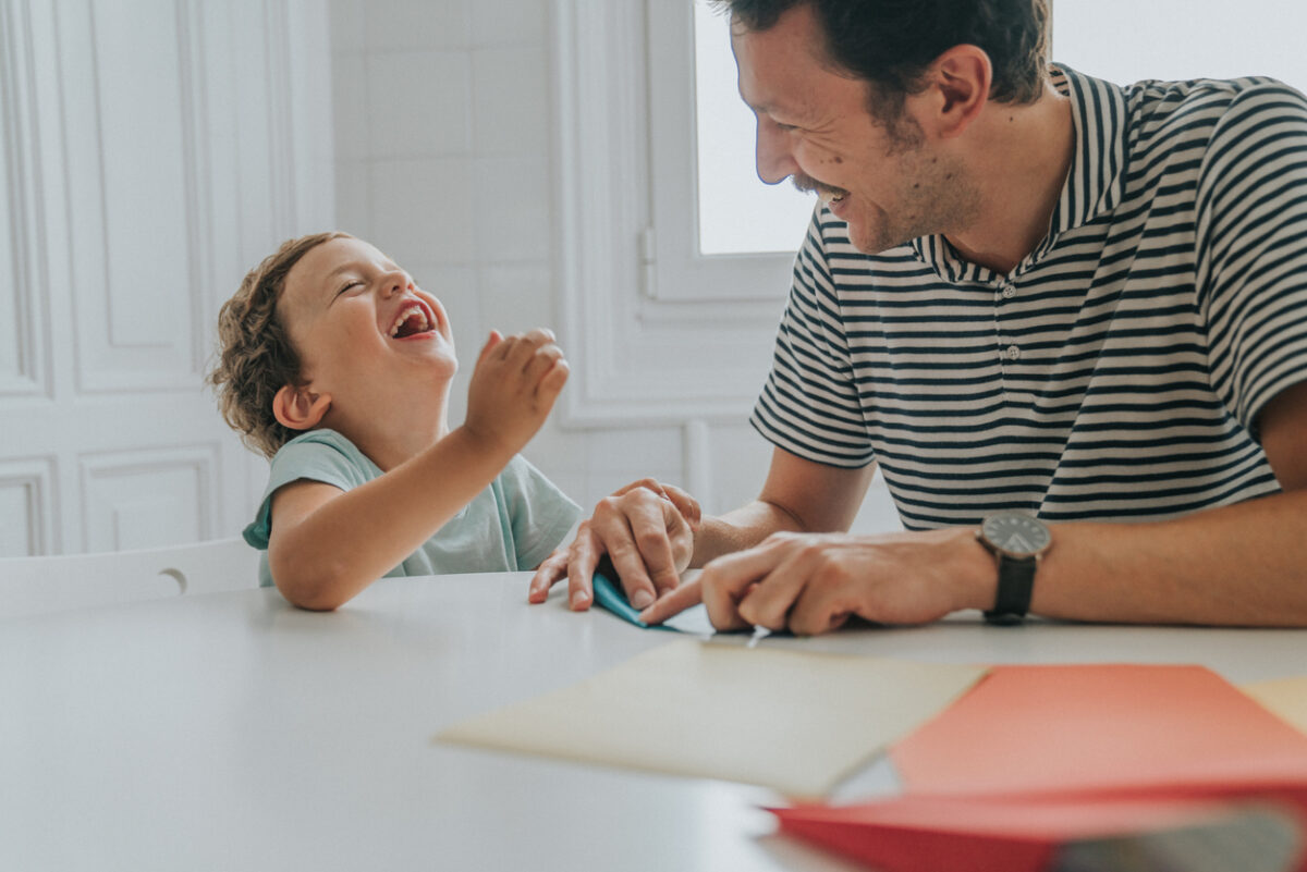 papà e figlio giocano con un origami