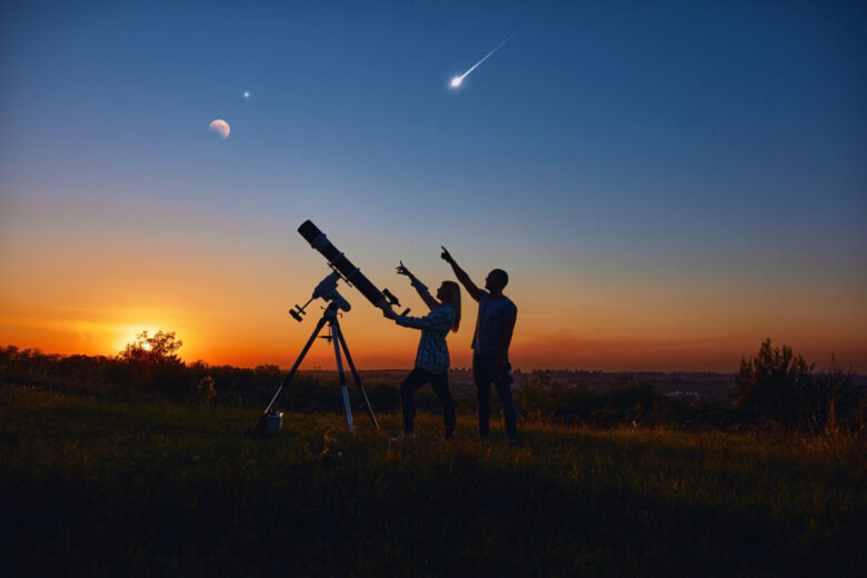 coppia osserva il cielo stellato con un telescopio