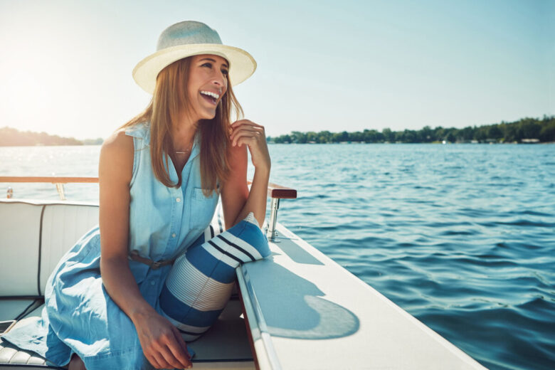 ragazza in barca che si gode la gita al lago