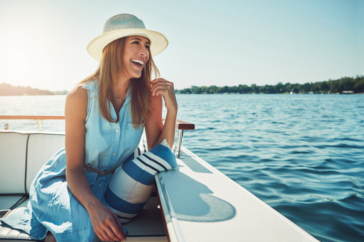 ragazza in barca che si gode la gita al lago