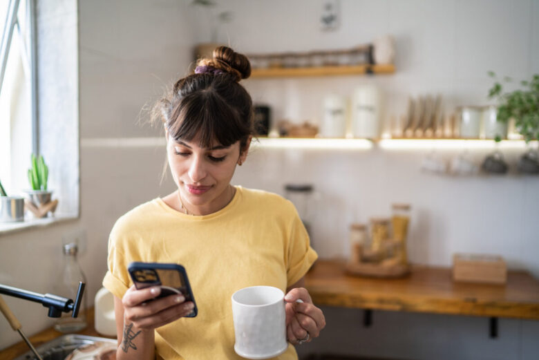 ragazza al telefono con un tazza di the