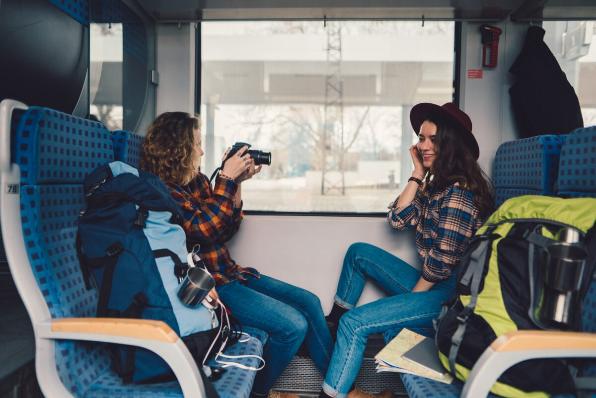 ragazze in treno che stanno partendo per una vacanza