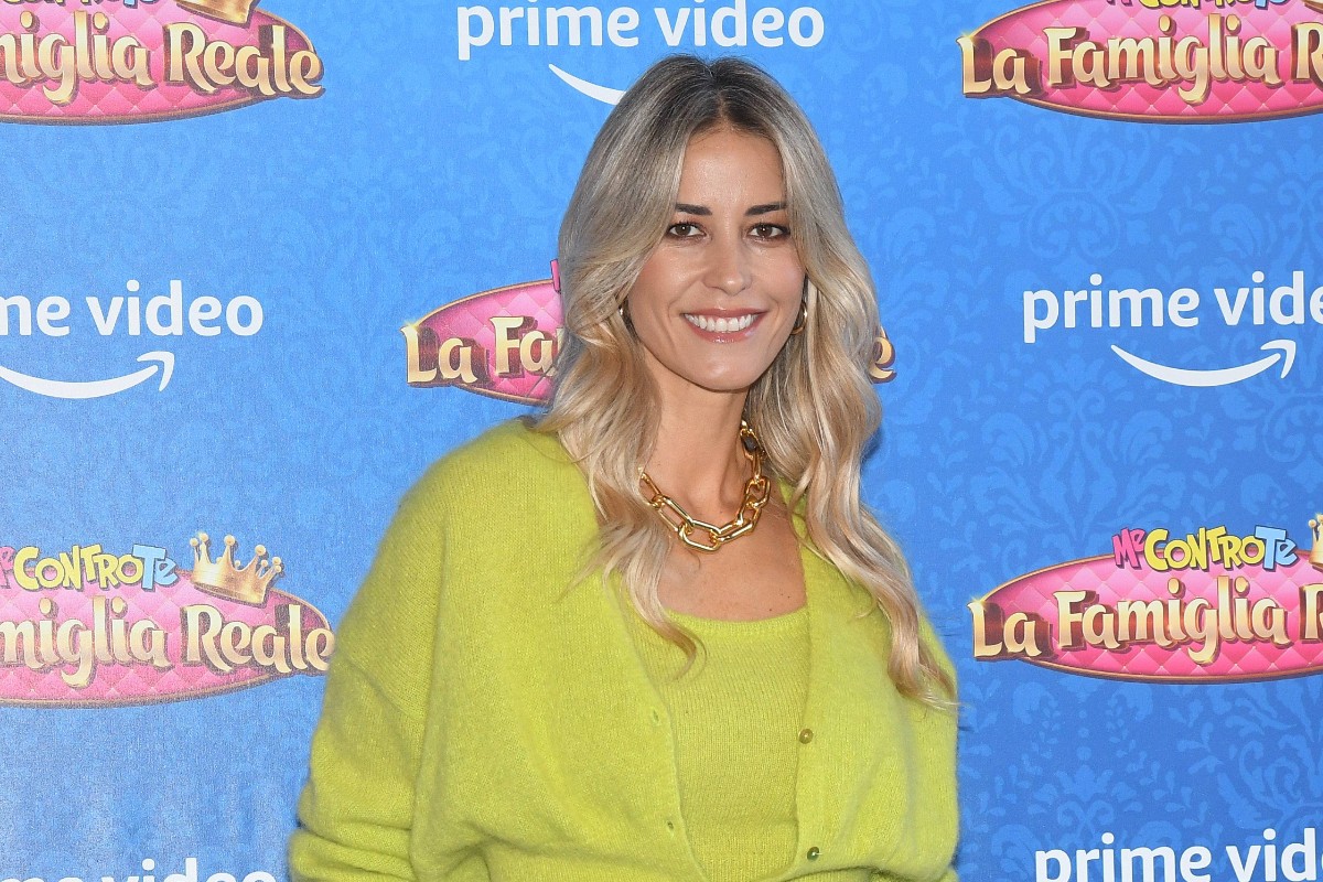 L’eleganza del costume intero cattura tutte, da Elena Santarelli a JLo