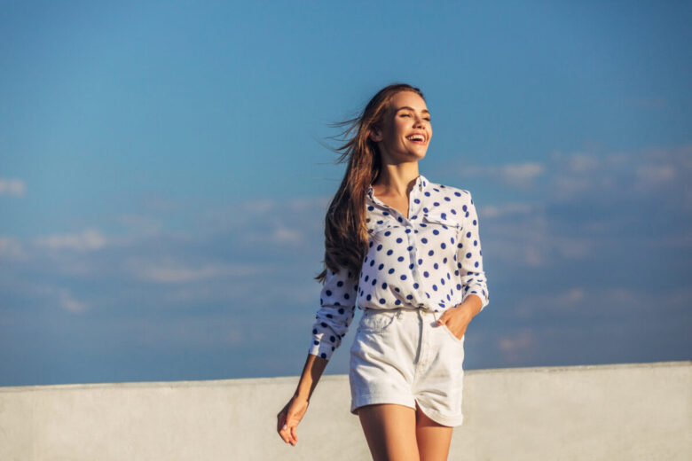 ragazza in shorts e camicia d'estate