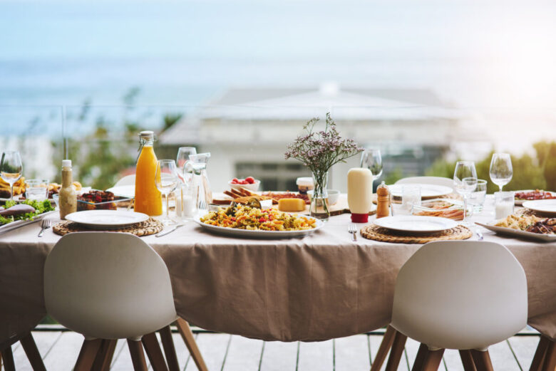 tavola apparecchiata per un pranzo all'aperto