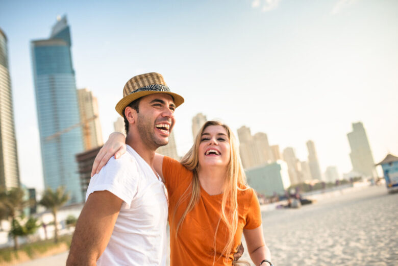 una coppia in vacanza a Dubai
