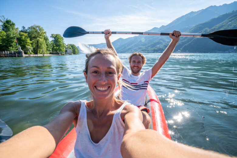 coppia in vacanza nei laghi svizzeri