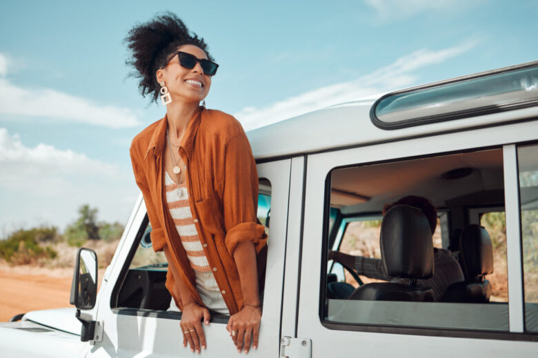 ragazza in camper che si sporge dal finestrino