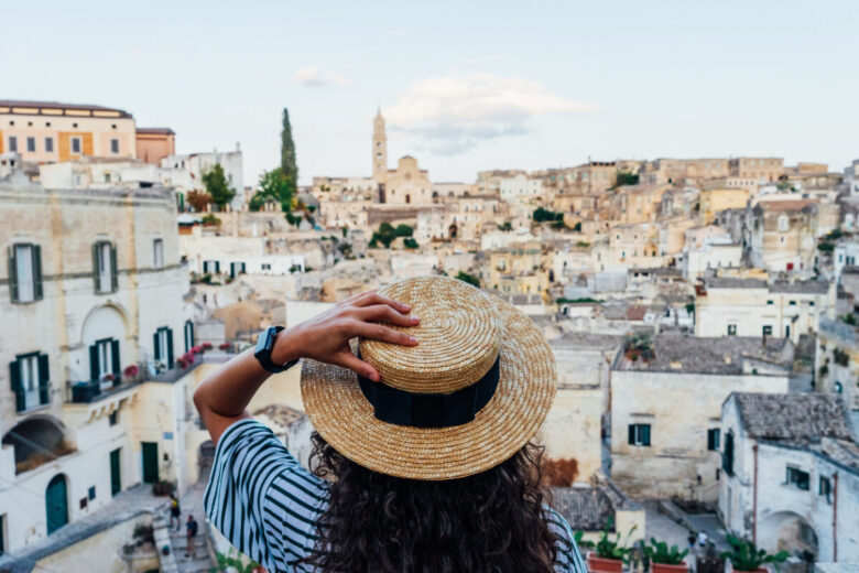 ragazza di spalle che ammira il panorama della città di Matera