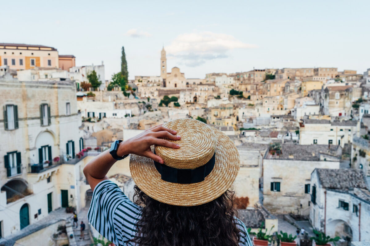 ragazza di spalle che ammira il panorama della città di Matera