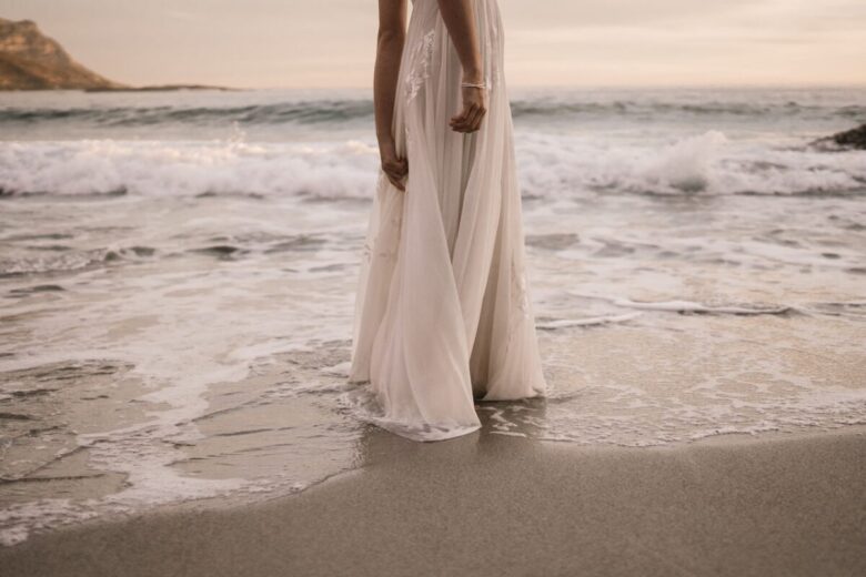 sposa che sta camminando in spiaggia