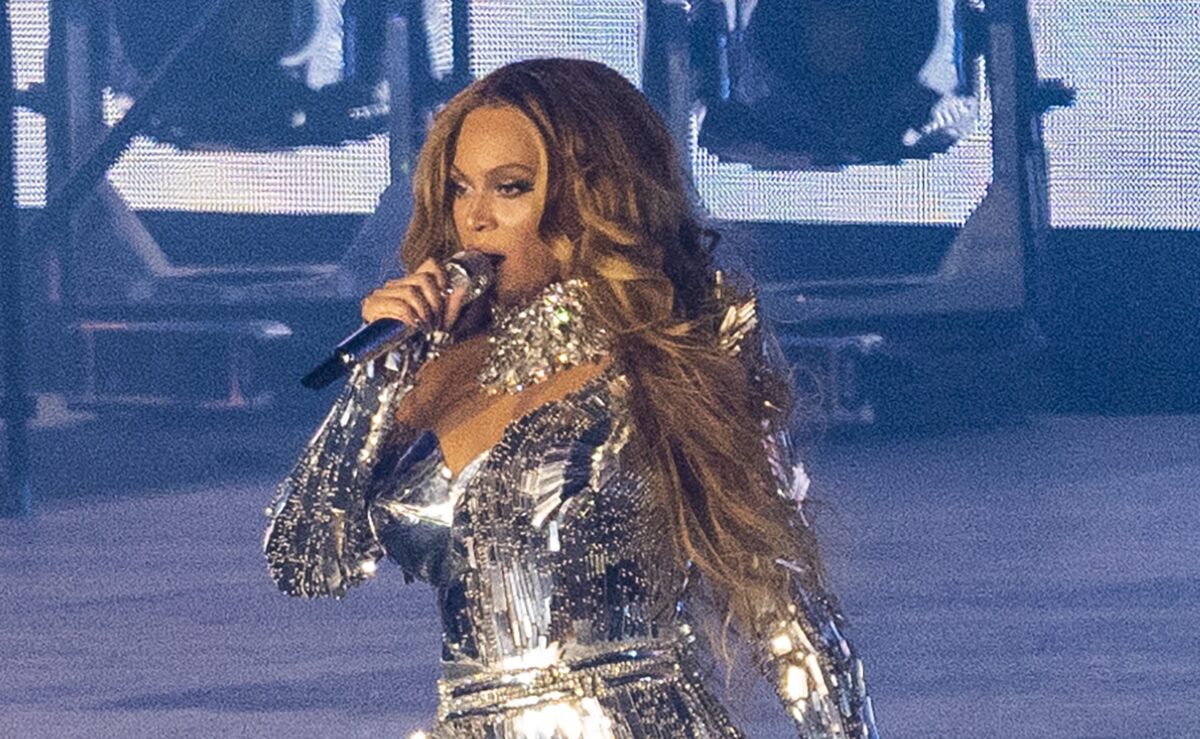 Beyoncé, dress code d’argento per il compleanno: boom di vendite