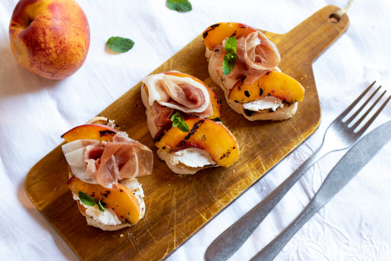 Bruschette con pesche robiola e prosciutto