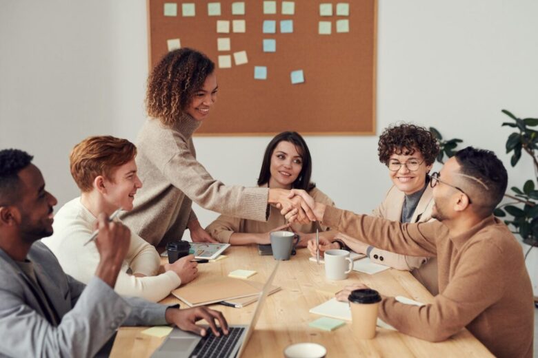 colleghi di lavoro seduti a un tavolo prima di una riunione