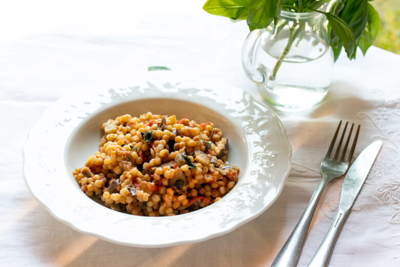 Fregola sarda con melanzane e pomodorini