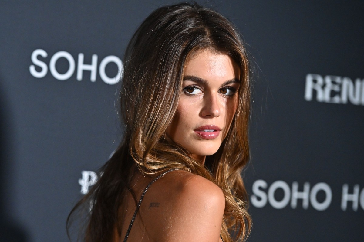 Kaia Gerber in cravatta per la campagna “Black tie” di Valentino