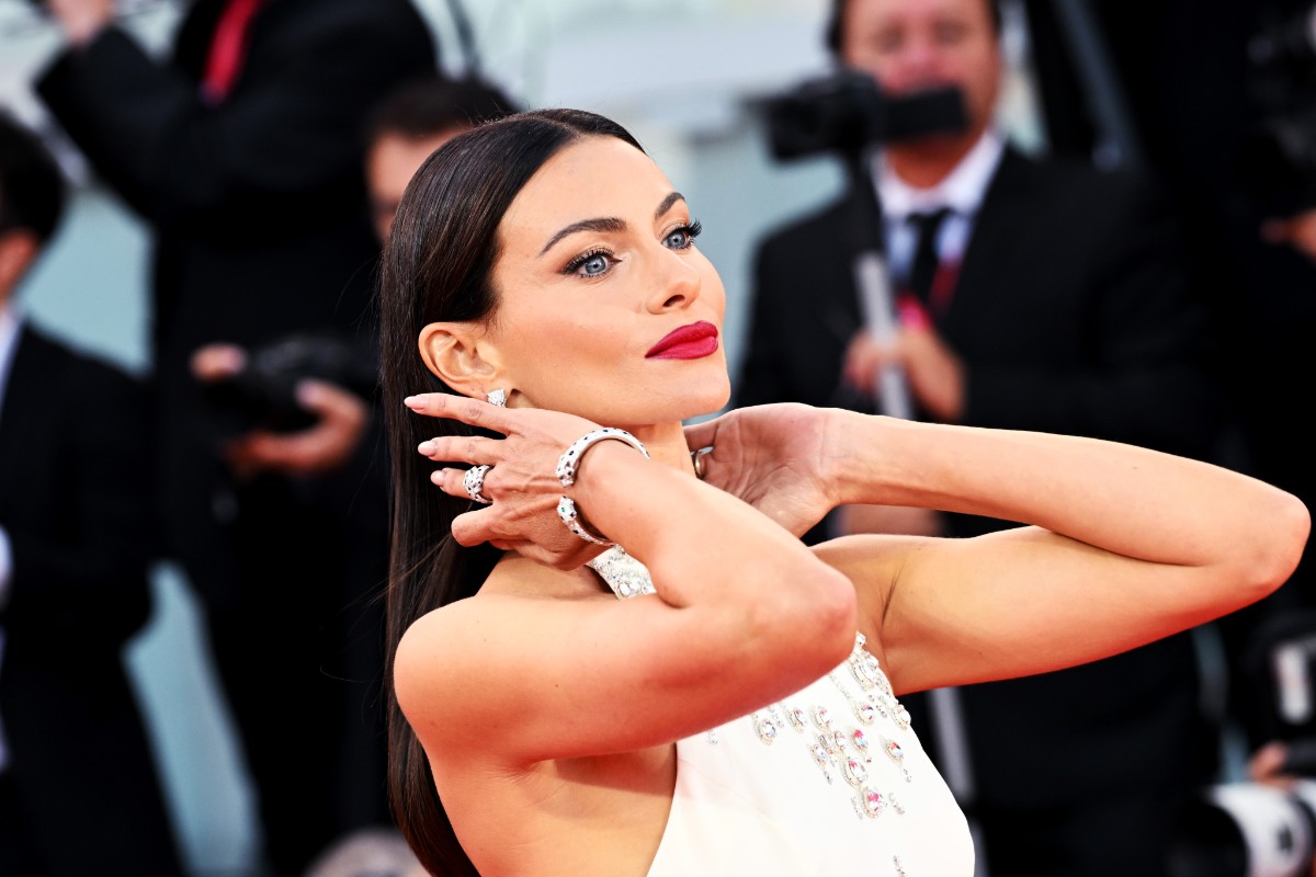 Paola Turani sfoggia un nuovo look ma c’è il trucco