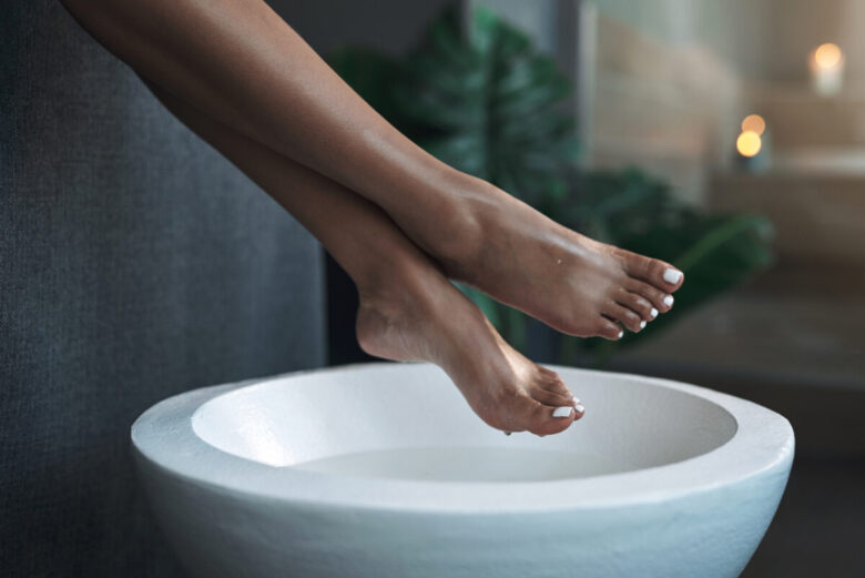 Piedi di una ragazza che sta facendo la pedicure