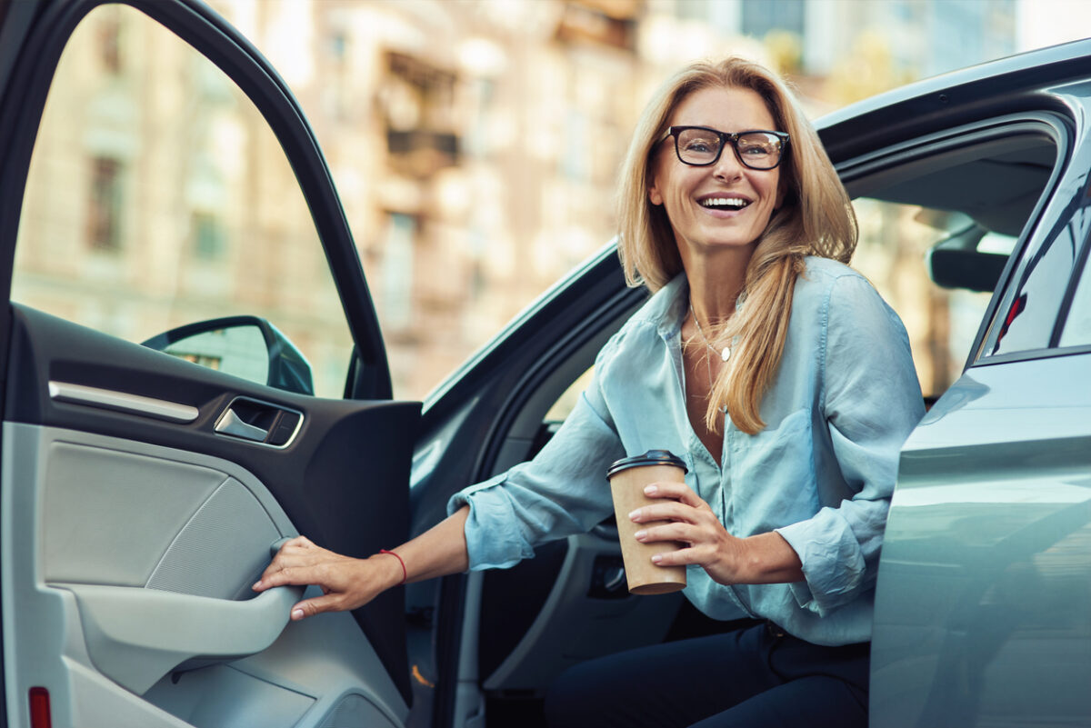 Come cambiare look a 45 anni: outfit per vestirsi bene