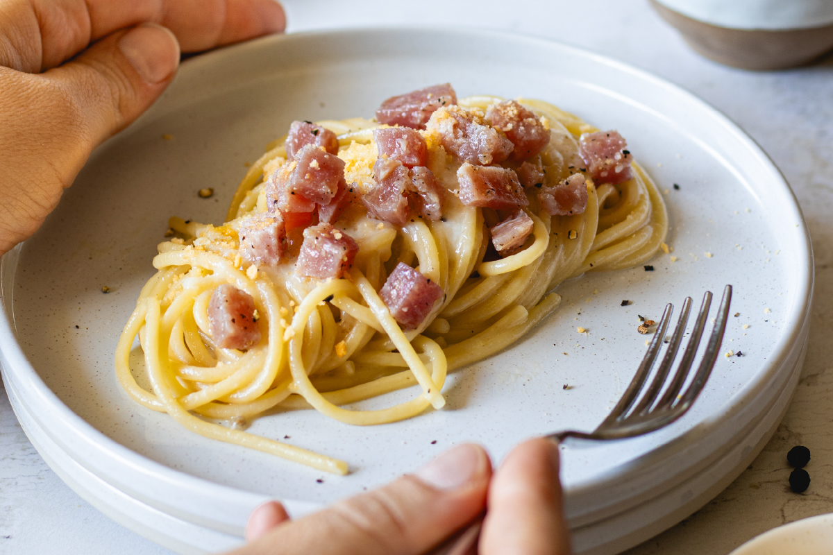 Spaghetti cacio e pepe con tartare di tonno e taralli